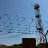 Di fronte a noi si staglia un�alta antenna: un impianto di telecomunicazioni dell�Aeronautica Militare attualmente in uso, circondato da alte recinzioni e dal filo spinato